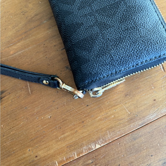 Michael Kors Wristlet Wallet Women. Great condition. Black with dark brown. - Picture 7 of 11